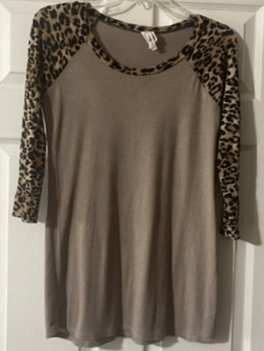 Women's Tan and Cheetah Print Raglan Top Size Small